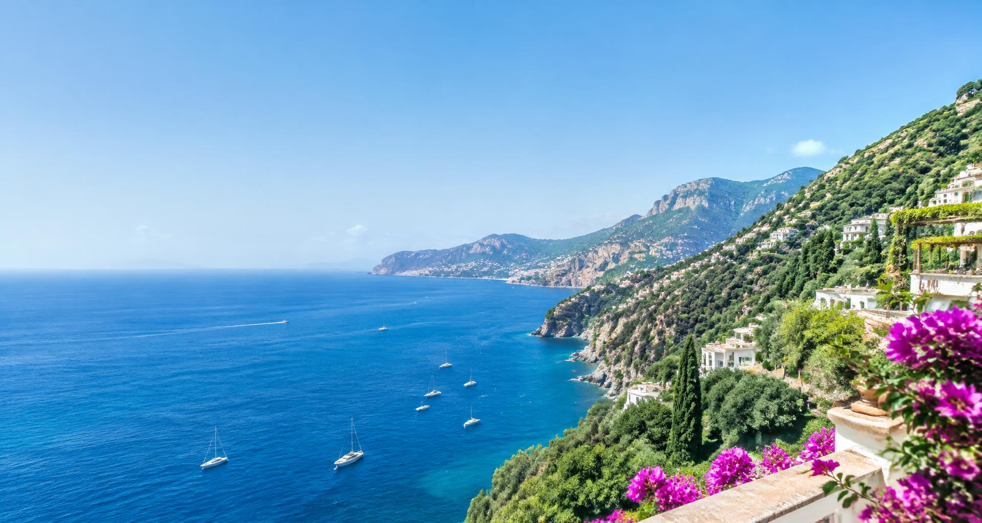 Il mare azzurro e i paesaggi della Costiera Amalfitana